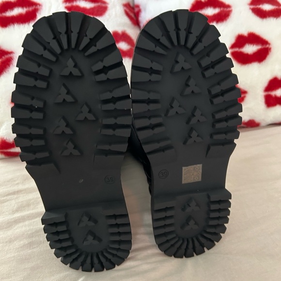 🎉 Host Pick 🎉 Public Desire Quilted Black Women's Boots - Picture 4 of 7